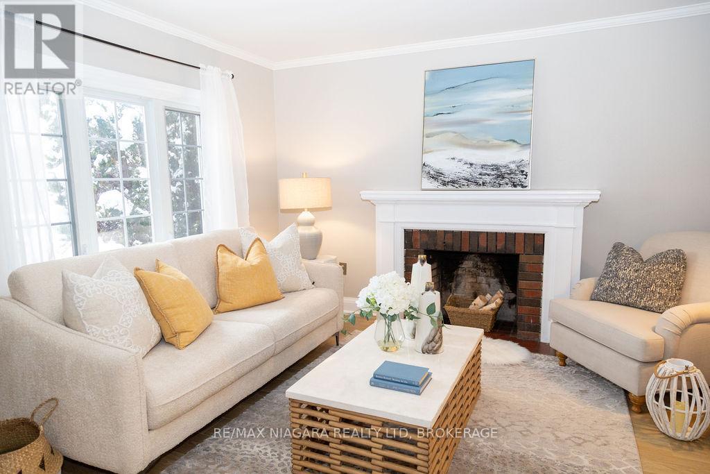 18 Welland Vale Road, St. Catharines (Downtown), Ontario  L2R 2L6 - Photo 2 - X12707290