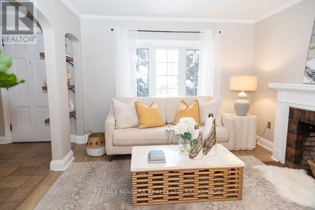 18 Welland Vale Road, St. Catharines (Downtown), Ontario  L2R 2L6 - Photo 4 - X12707290