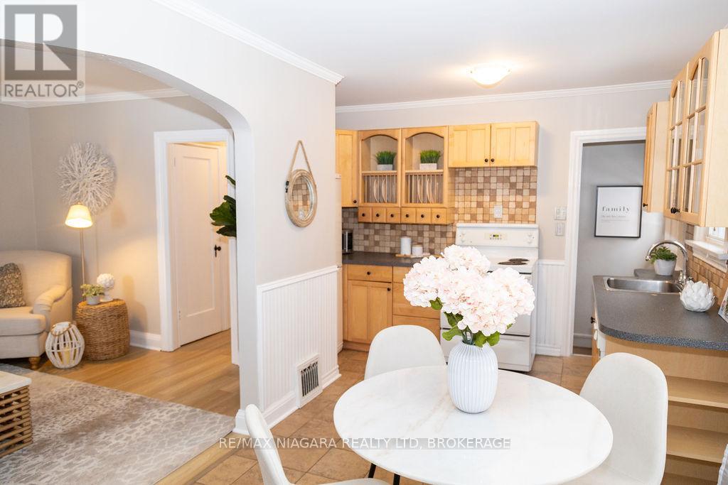 18 Welland Vale Road, St. Catharines (Downtown), Ontario  L2R 2L6 - Photo 5 - X12707290