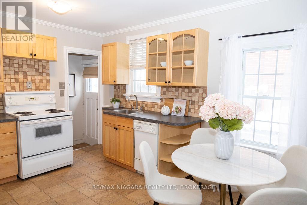 18 Welland Vale Road, St. Catharines (Downtown), Ontario  L2R 2L6 - Photo 6 - X12707290