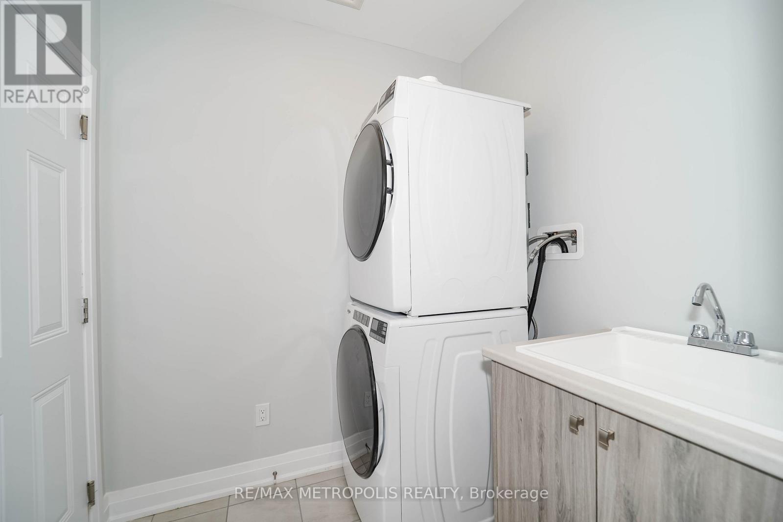 945 Crowsnest Hollow, Pickering, Ontario  L1X 0P4 - Photo 12 - E12707332