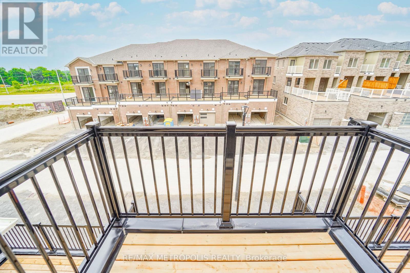 945 Crowsnest Hollow, Pickering, Ontario  L1X 0P4 - Photo 4 - E12707332