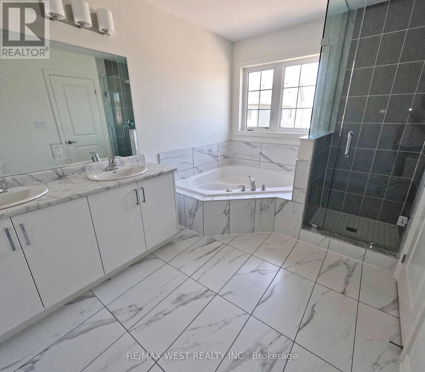 246 Mckenzie Drive, Clearview (Stayner), Ontario  L0M 1S0 - Photo 4 - S12707312