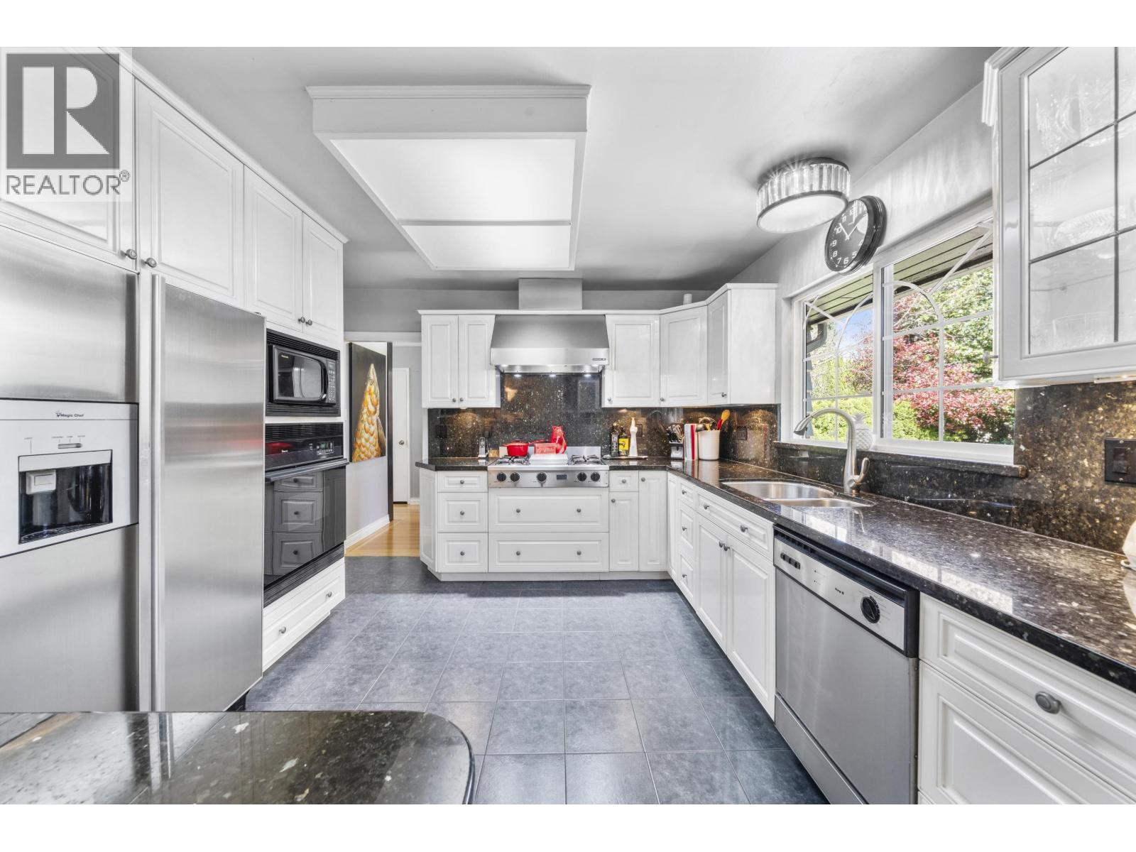 605 Victor Street, Coquitlam, British Columbia  V3J 3V4 - Photo 9 - R3048340