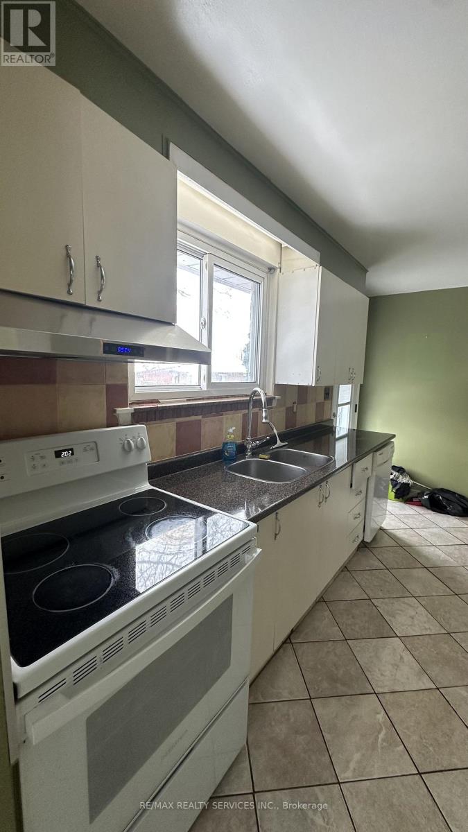 64 Brookdale Crescent, Brampton (Avondale), Ontario  L6T 1M7 - Photo 11 - W12655016