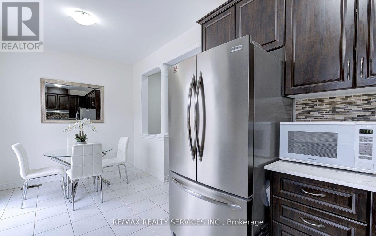 Upper - 13 Ebury Drive, Brampton, Ontario  L6X 0Z3 - Photo 3 - W12707372