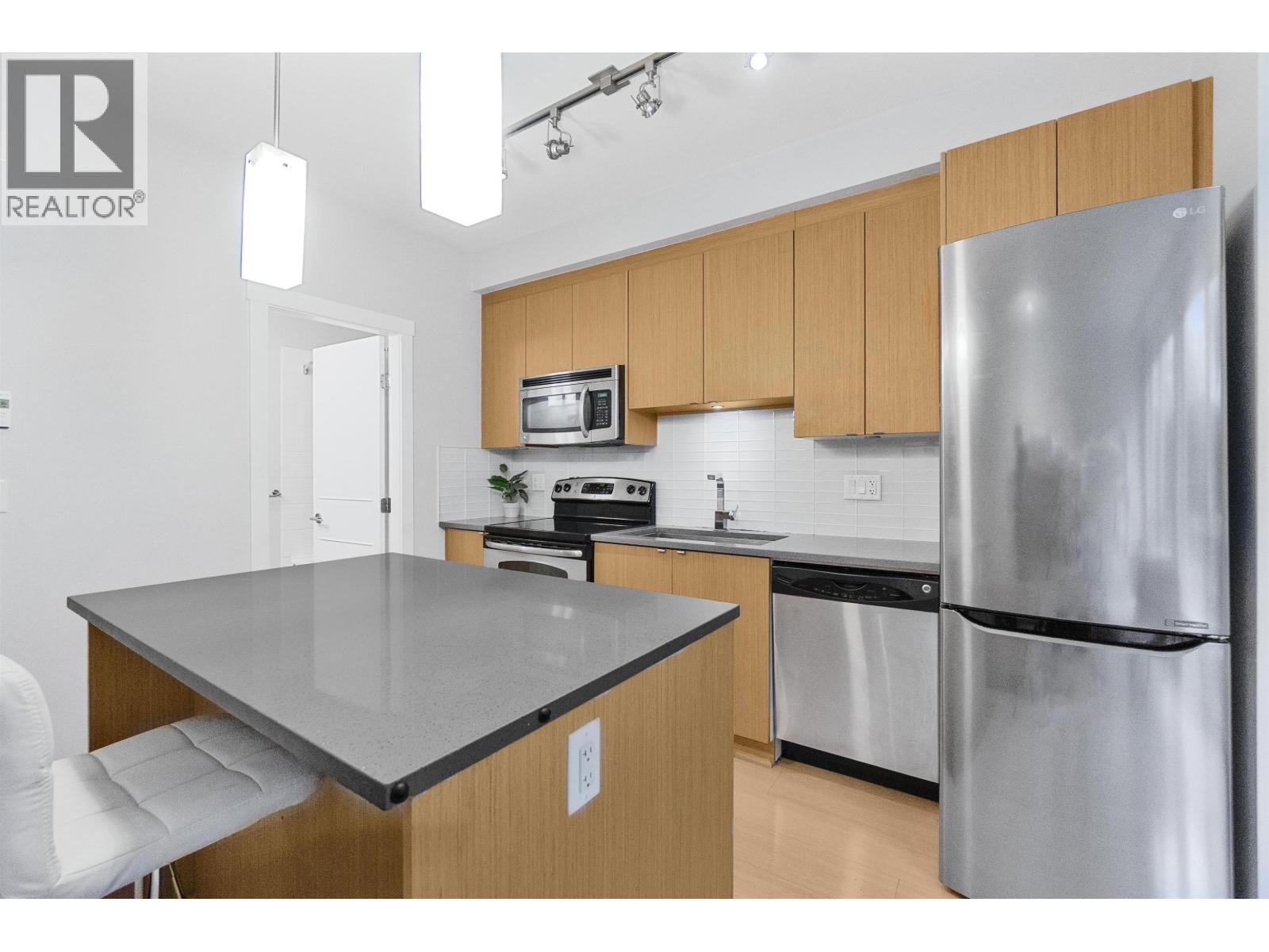 115 735 W 15th Street, North Vancouver, British Columbia  V7M 0B8 - Photo 3 - R3078272