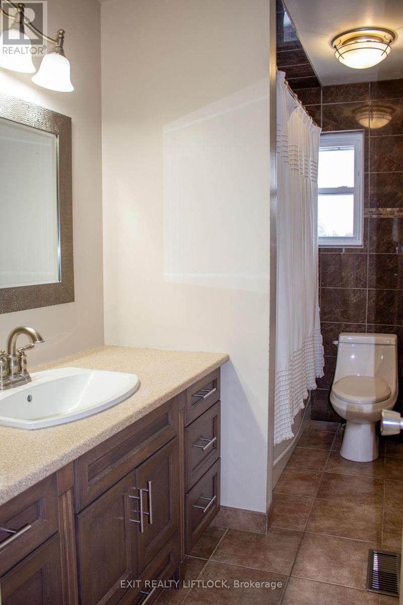 2105 Deer Bay Road, Selwyn, Ontario  K0L 2H0 - Photo 11 - X12703144