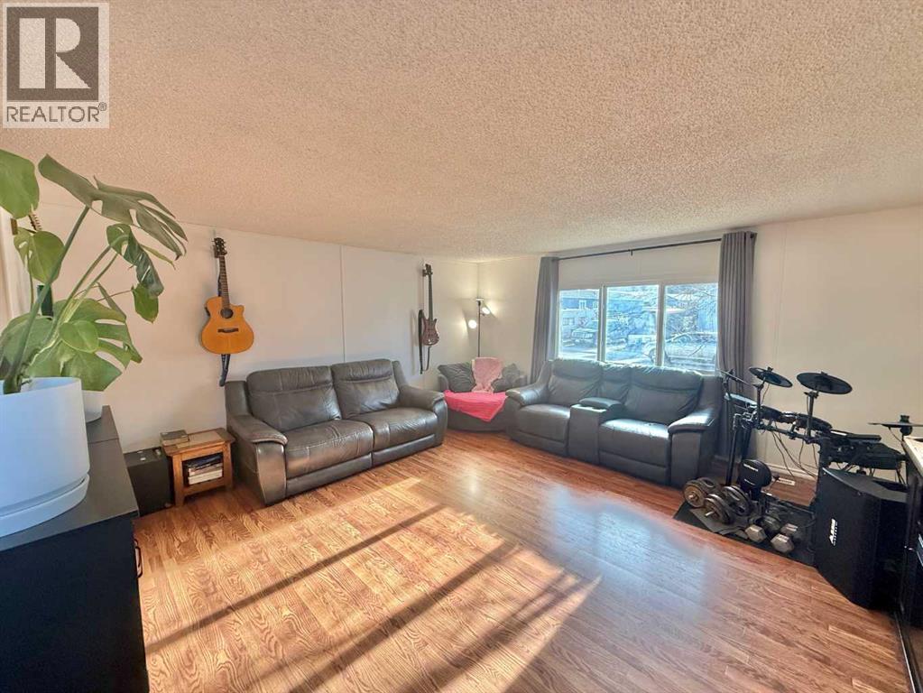 122 Nickerson Avenue, Hinton, Alberta  T7V 1A4 - Photo 3 - A2268924