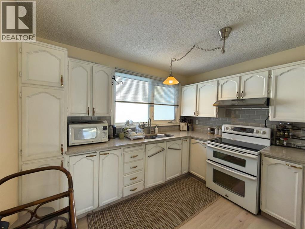 9, 1111 Canterbury Drive SW, Calgary, Alberta  T2W 3G4 - Photo 2 - A2273986