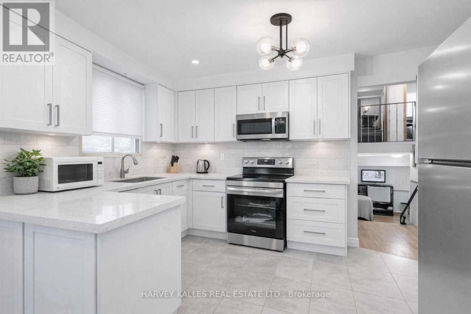 33 Tolton Drive S, Brampton, Ontario  L6V 2P9 - Photo 3 - W12697772