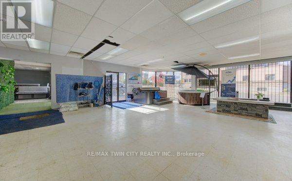 40 Lancaster Street W, Kitchener, Ontario  N2H 4S9 - Photo 2 - X12707560