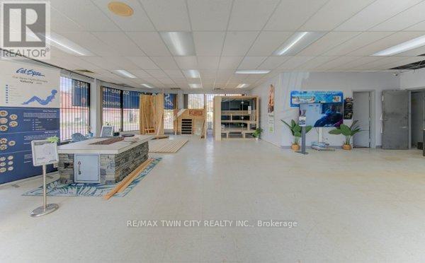 40 Lancaster Street W, Kitchener, Ontario  N2H 4S9 - Photo 4 - X12707560