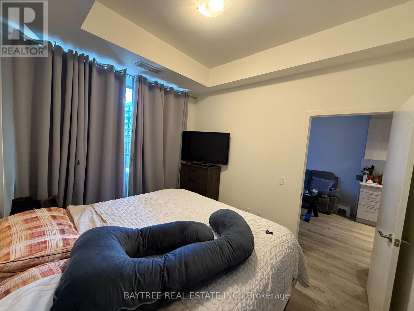 403 - 185 Deerfield Road, Newmarket, Ontario  L3Y 0G7 - Photo 3 - N12707578