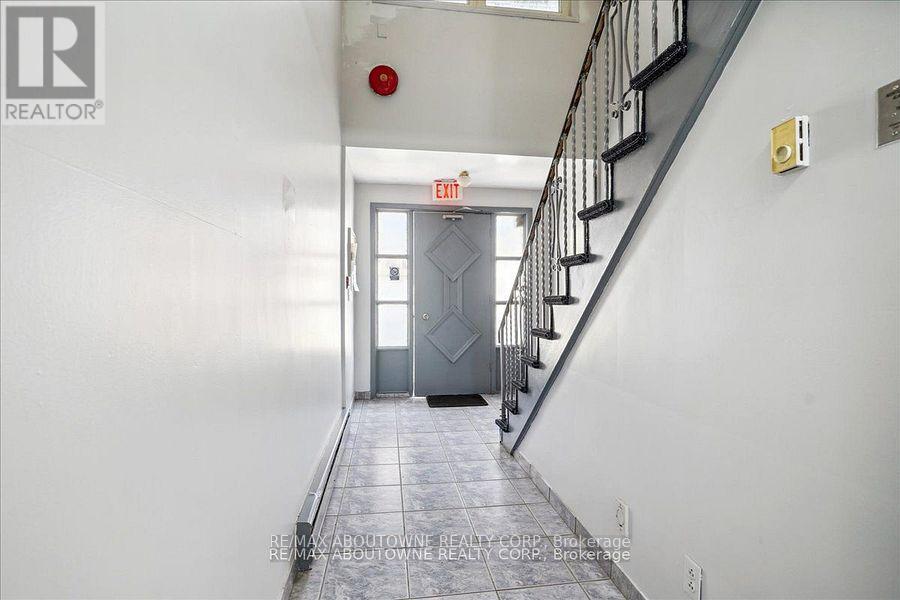 6 - 2320 Hixon Street, Oakville, Ontario  L6L 1T7 - Photo 2 - W12707570