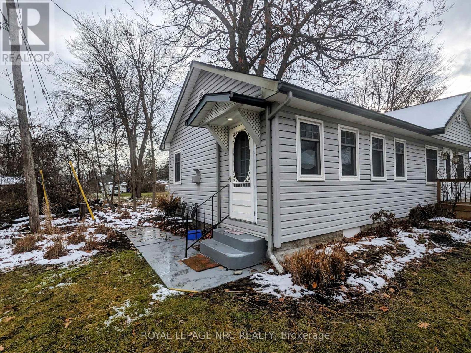 B - 372 Beechwood Avenue, Fort Erie, Ontario  L0S 1B0 - Photo 2 - X12707606