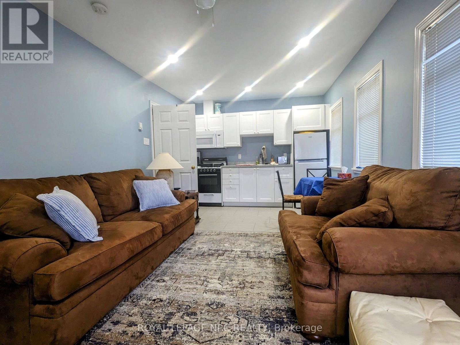 B - 372 Beechwood Avenue, Fort Erie, Ontario  L0S 1B0 - Photo 3 - X12707606