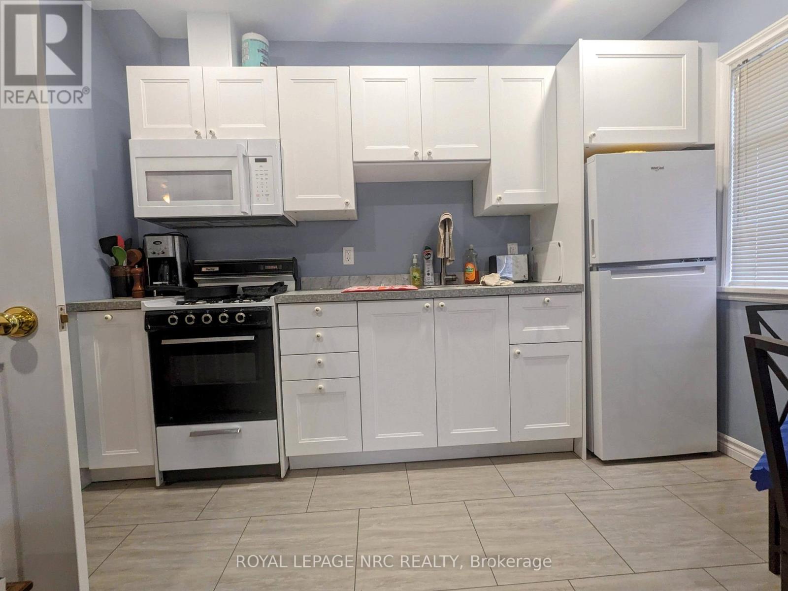 B - 372 Beechwood Avenue, Fort Erie, Ontario  L0S 1B0 - Photo 5 - X12707606