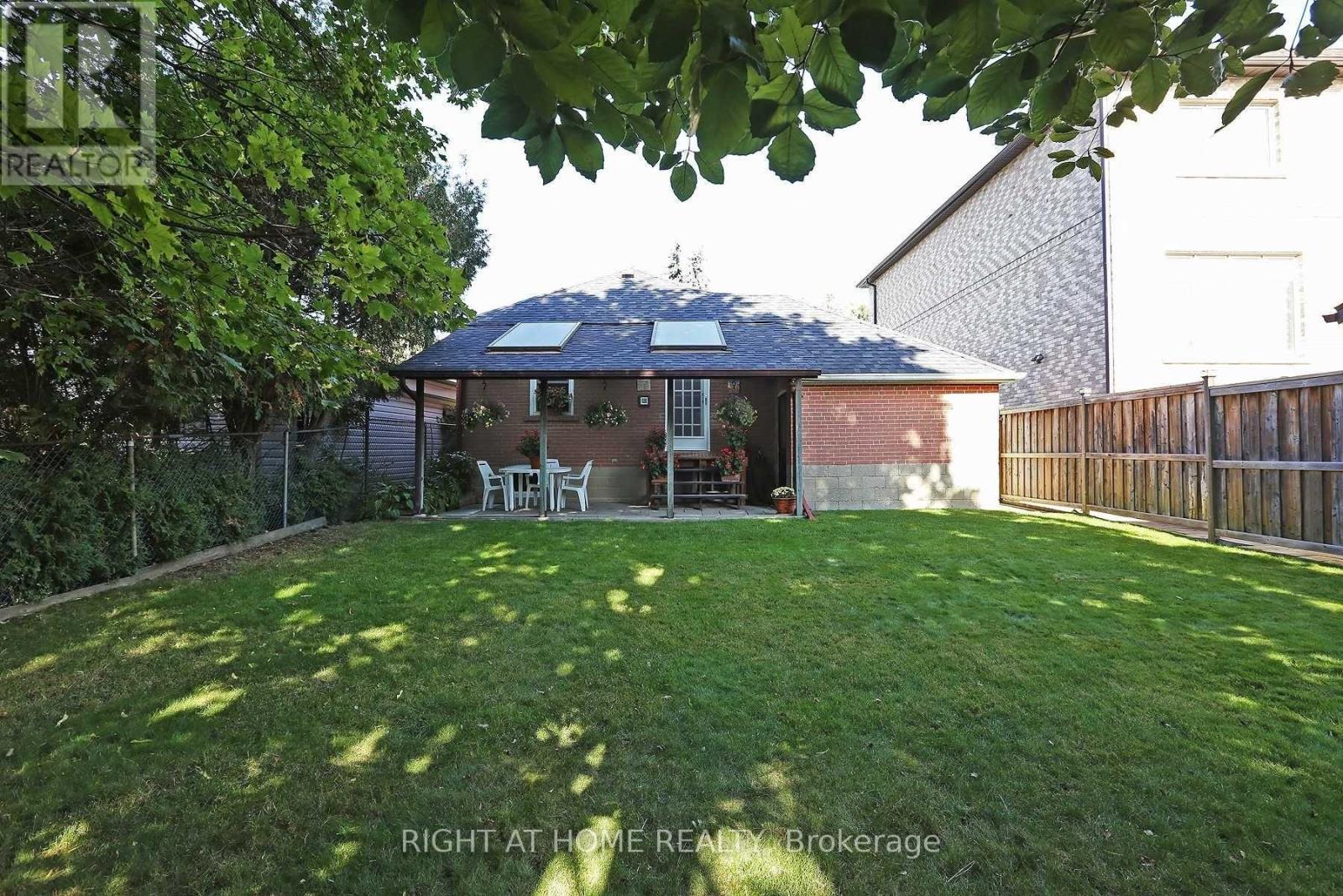 201 Johnston Avenue, Toronto, Ontario  M2N 1H4 - Photo 4 - C12707614