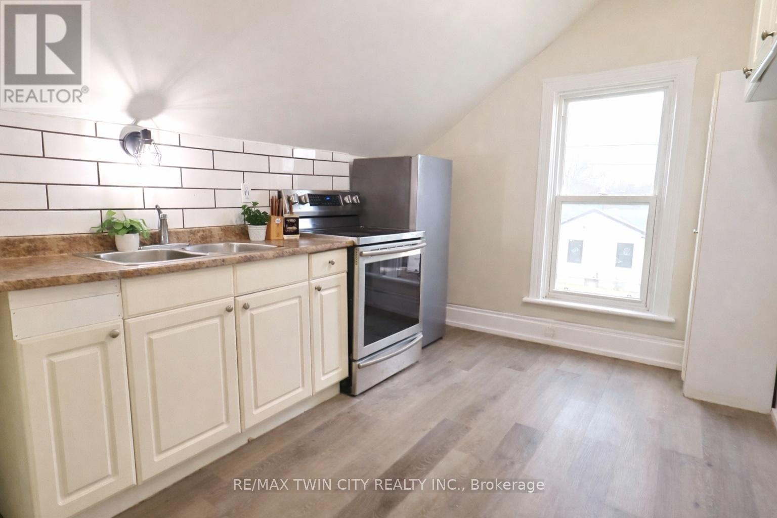 75 Chapel Street, Woodstock, Ontario  N4S 3R5 - Photo 5 - X12707656