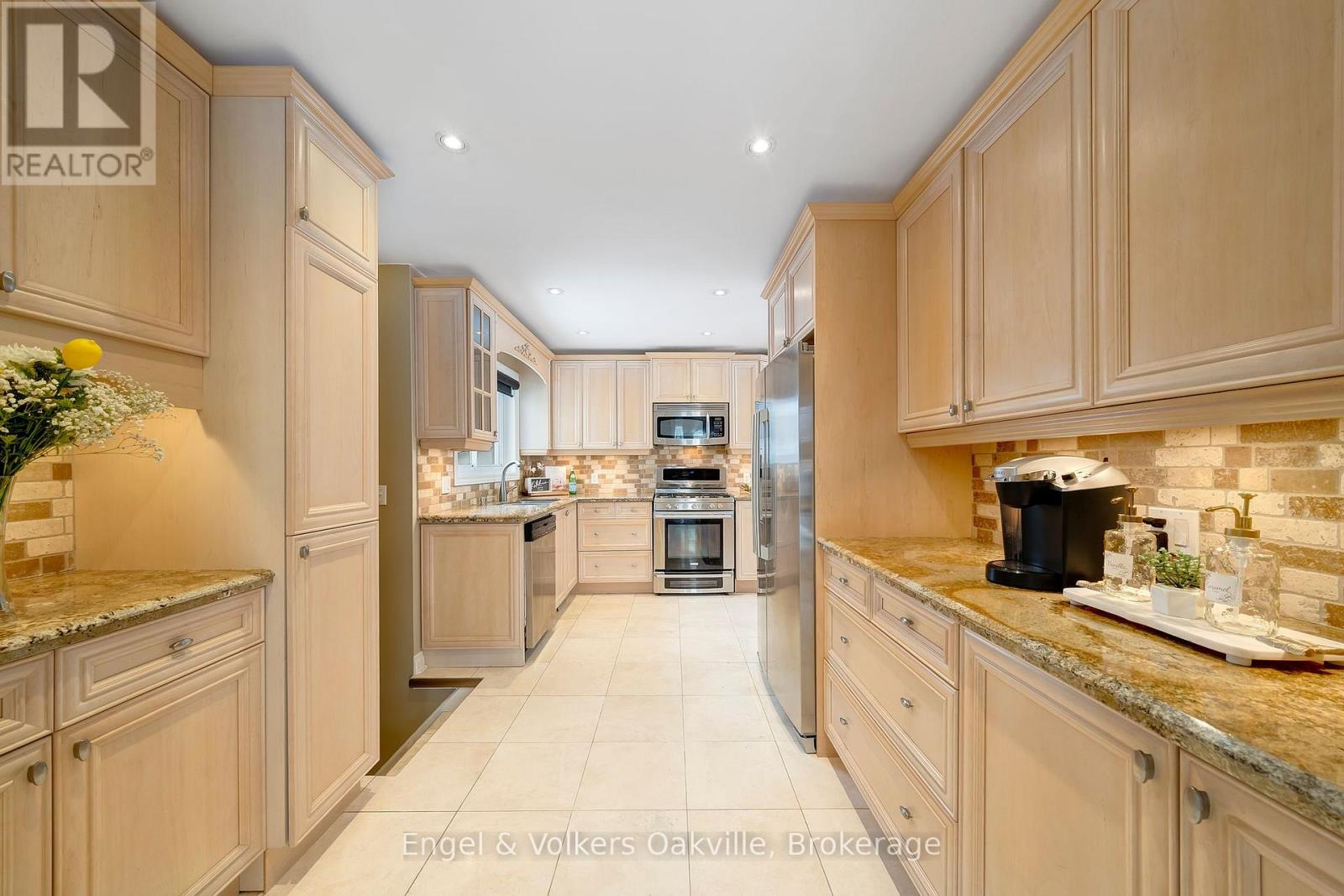 1250 Tavistock Drive, Burlington, Ontario  L7P 2N5 - Photo 10 - W12707724