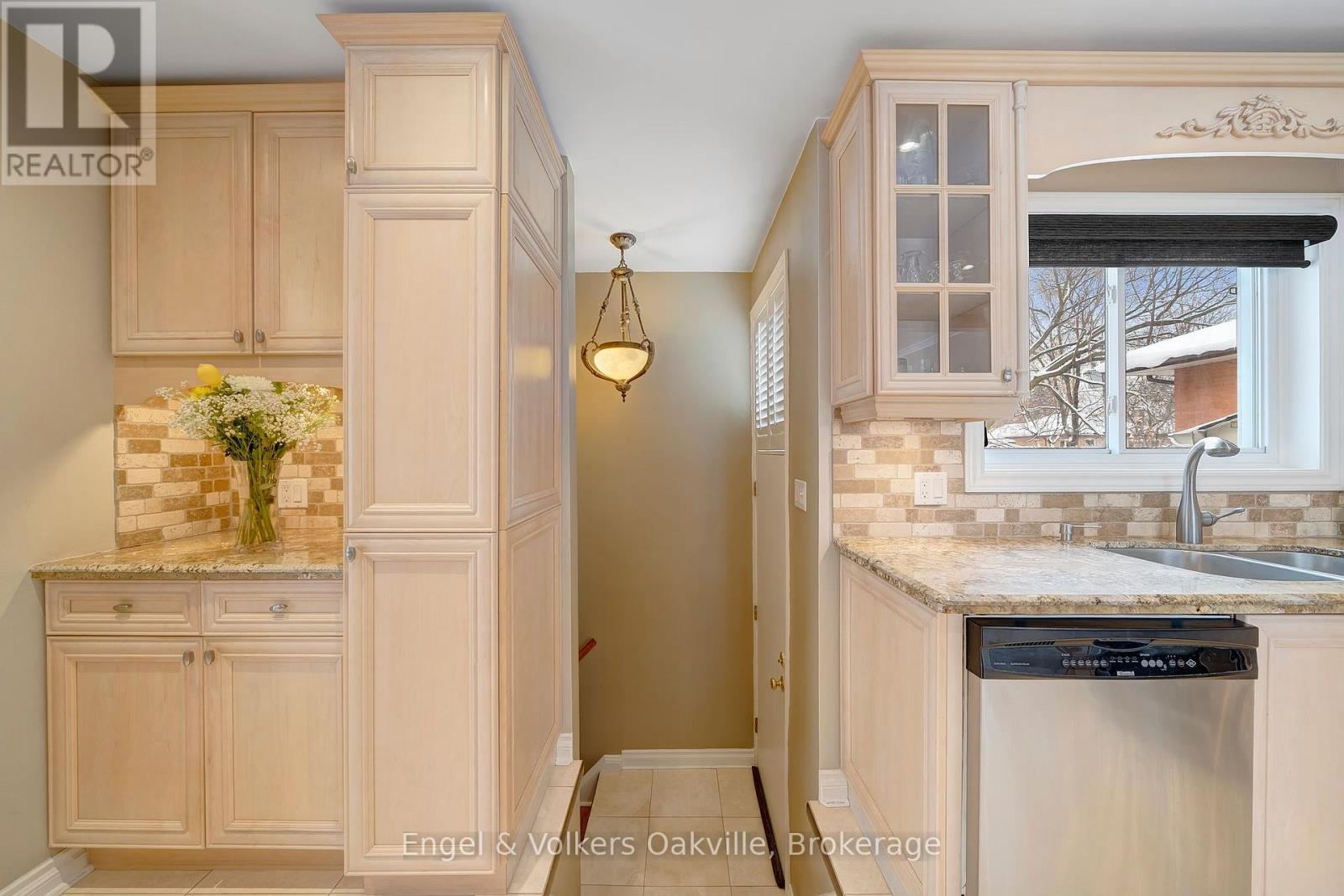 1250 Tavistock Drive, Burlington, Ontario  L7P 2N5 - Photo 12 - W12707724