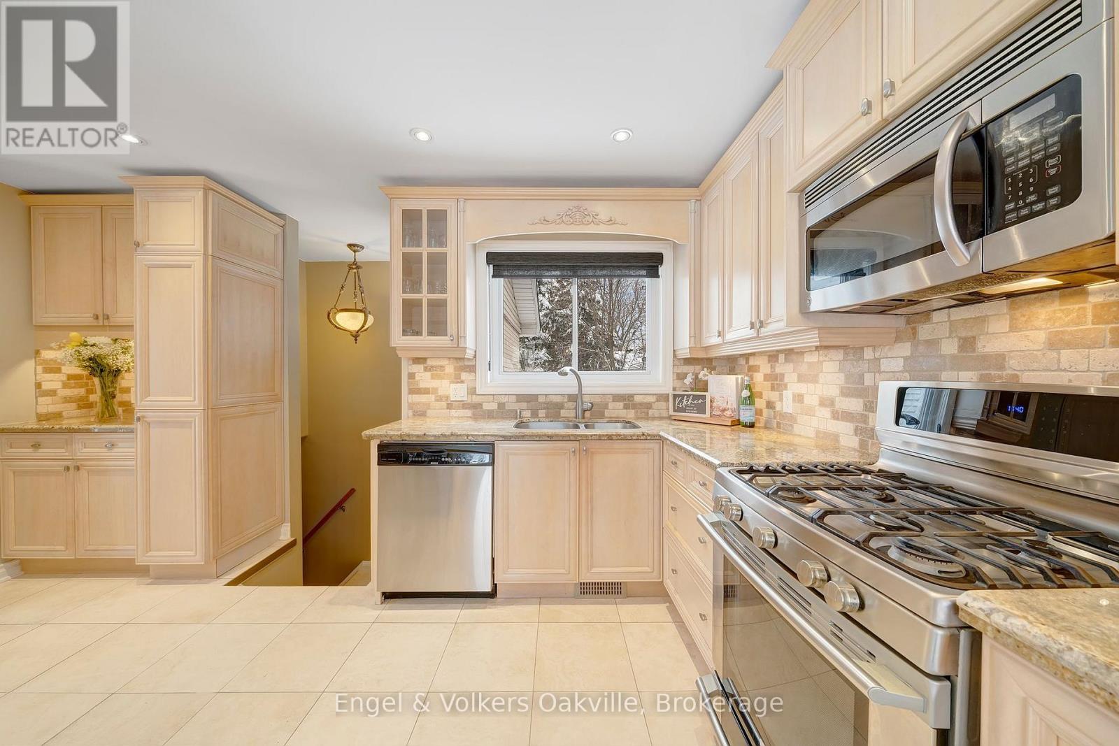 1250 Tavistock Drive, Burlington, Ontario  L7P 2N5 - Photo 15 - W12707724