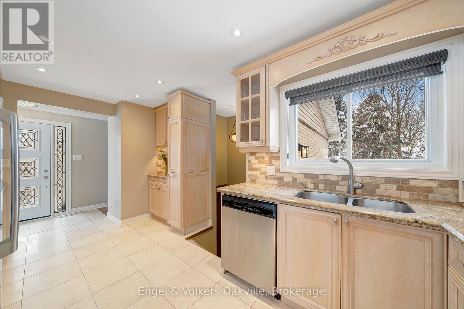 1250 Tavistock Drive, Burlington, Ontario  L7P 2N5 - Photo 16 - W12707724