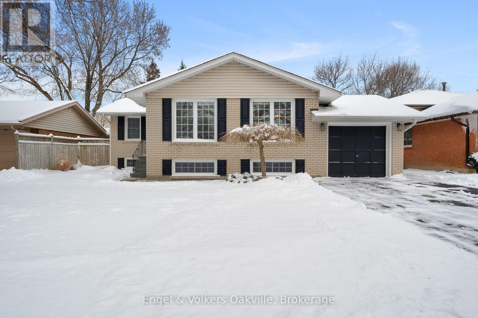 1250 Tavistock Drive, Burlington, Ontario  L7P 2N5 - Photo 2 - W12707724