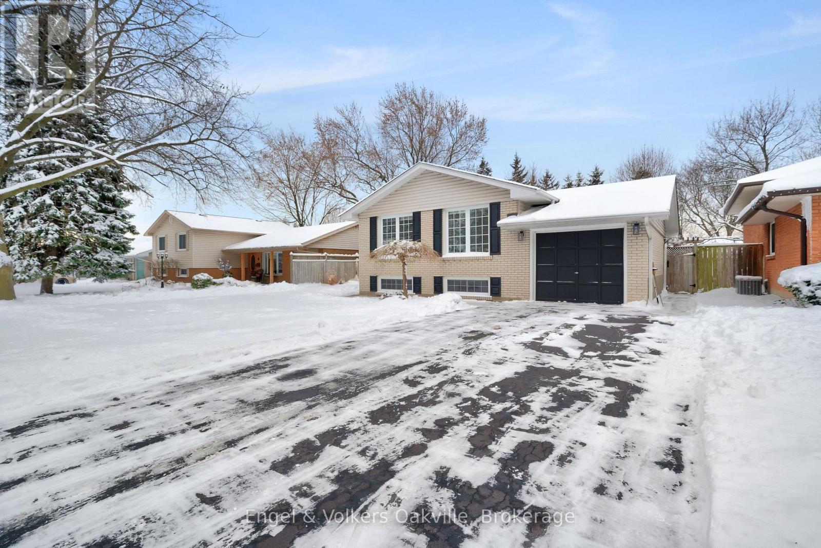 1250 Tavistock Drive, Burlington, Ontario  L7P 2N5 - Photo 3 - W12707724