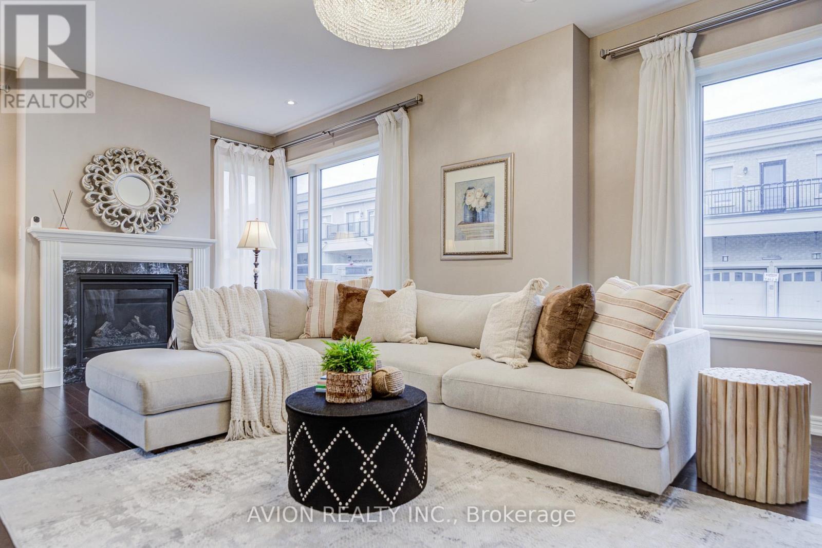 16 Callisto Lane, Richmond Hill, Ontario  L4C 4Z2 - Photo 5 - N12707800