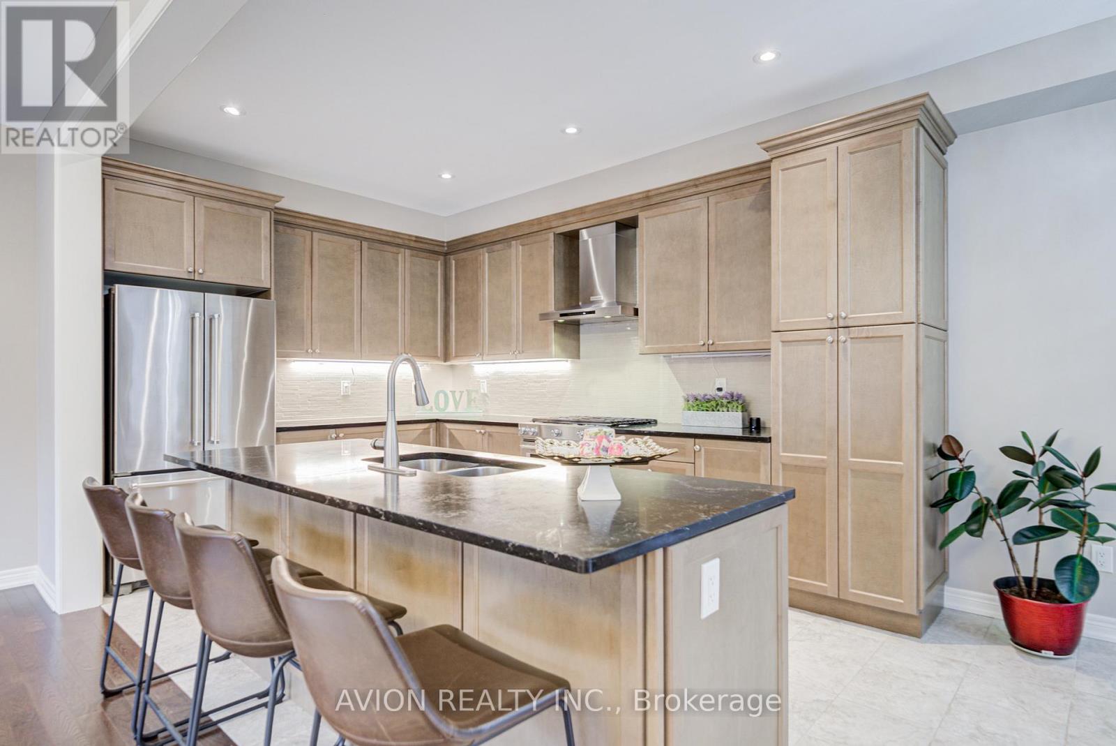 16 Callisto Lane, Richmond Hill, Ontario  L4C 4Z2 - Photo 9 - N12707800