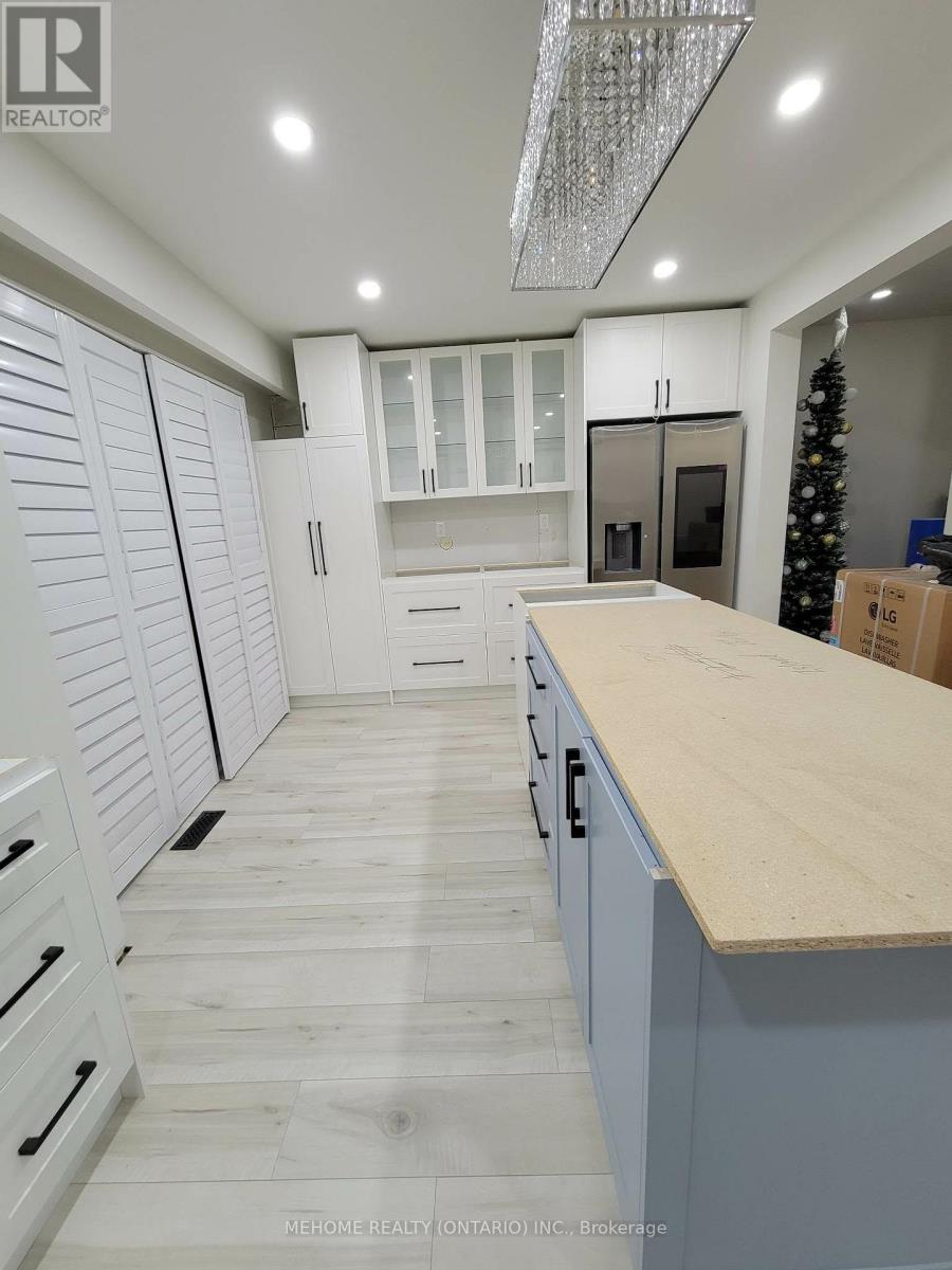 7 Merrydrew Court, Mississauga, Ontario  L5M 1W6 - Photo 2 - W12706156