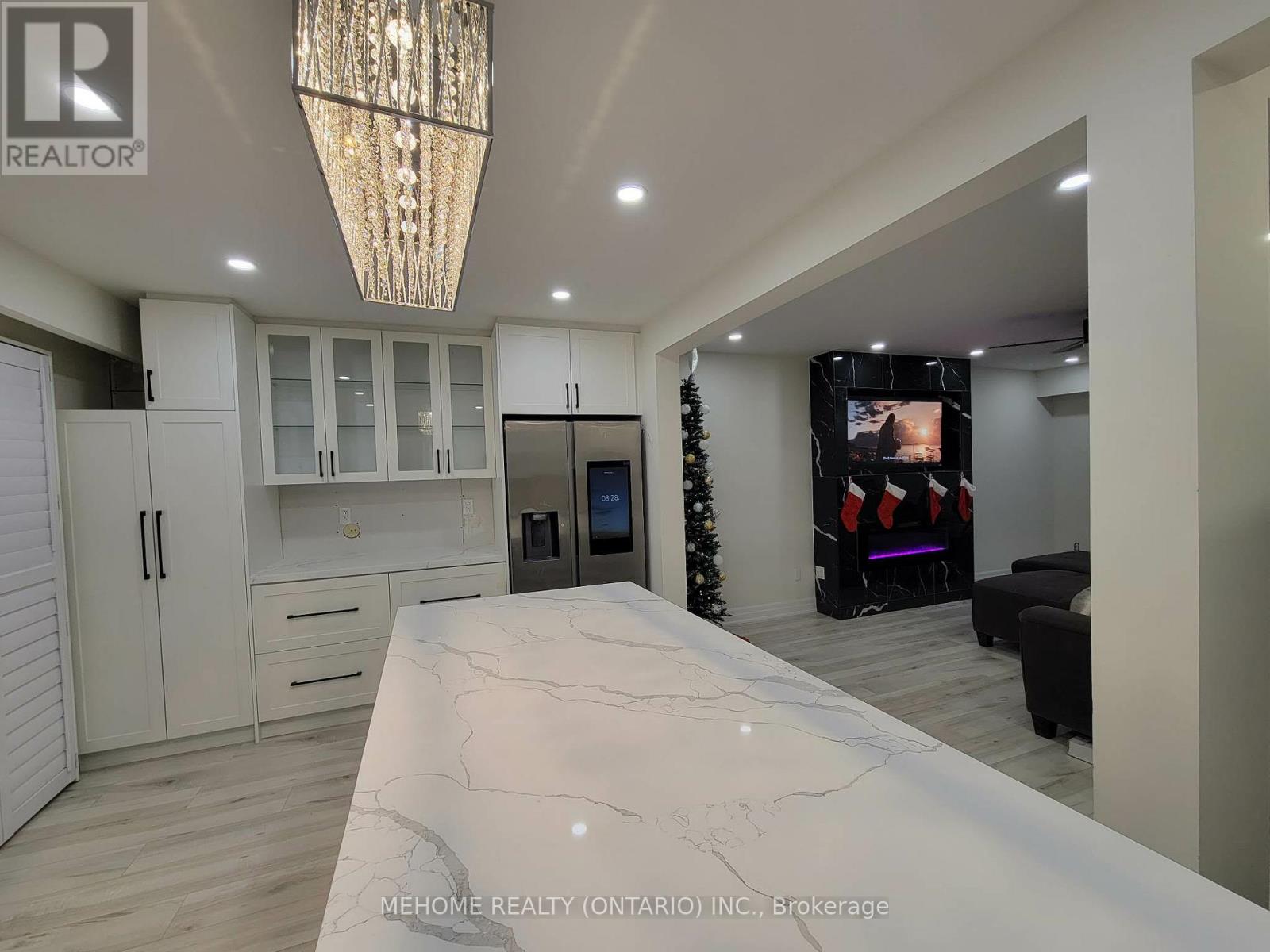 7 Merrydrew Court, Mississauga, Ontario  L5M 1W6 - Photo 4 - W12706156