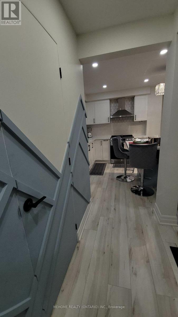 7 Merrydrew Court, Mississauga, Ontario  L5M 1W6 - Photo 7 - W12706156