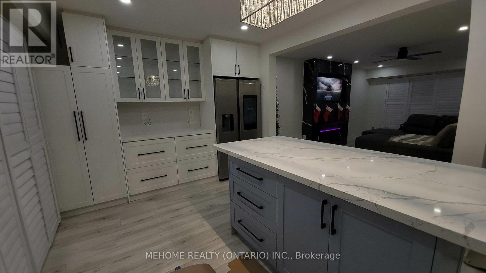 7 Merrydrew Court, Mississauga, Ontario  L5M 1W6 - Photo 3 - W12706156