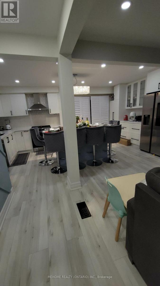 7 Merrydrew Court, Mississauga, Ontario  L5M 1W6 - Photo 5 - W12706156