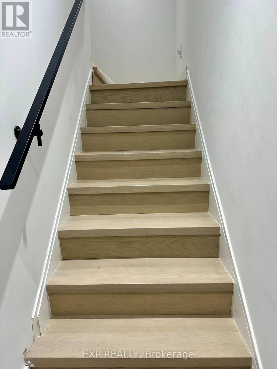 Upper - 24 St Clair Gardens, Toronto, Ontario  M6E 3V4 - Photo 3 - W12707904