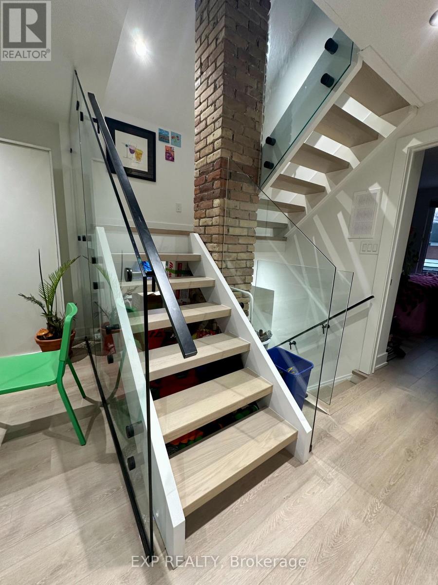 Upper - 24 St Clair Gardens, Toronto, Ontario  M6E 3V4 - Photo 4 - W12707904