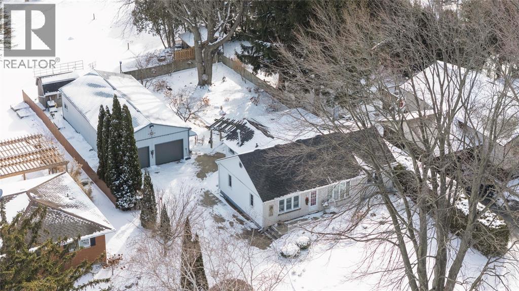 MLS# 26001360: 412 GREGORY DRIVE East, Chatham, Canada