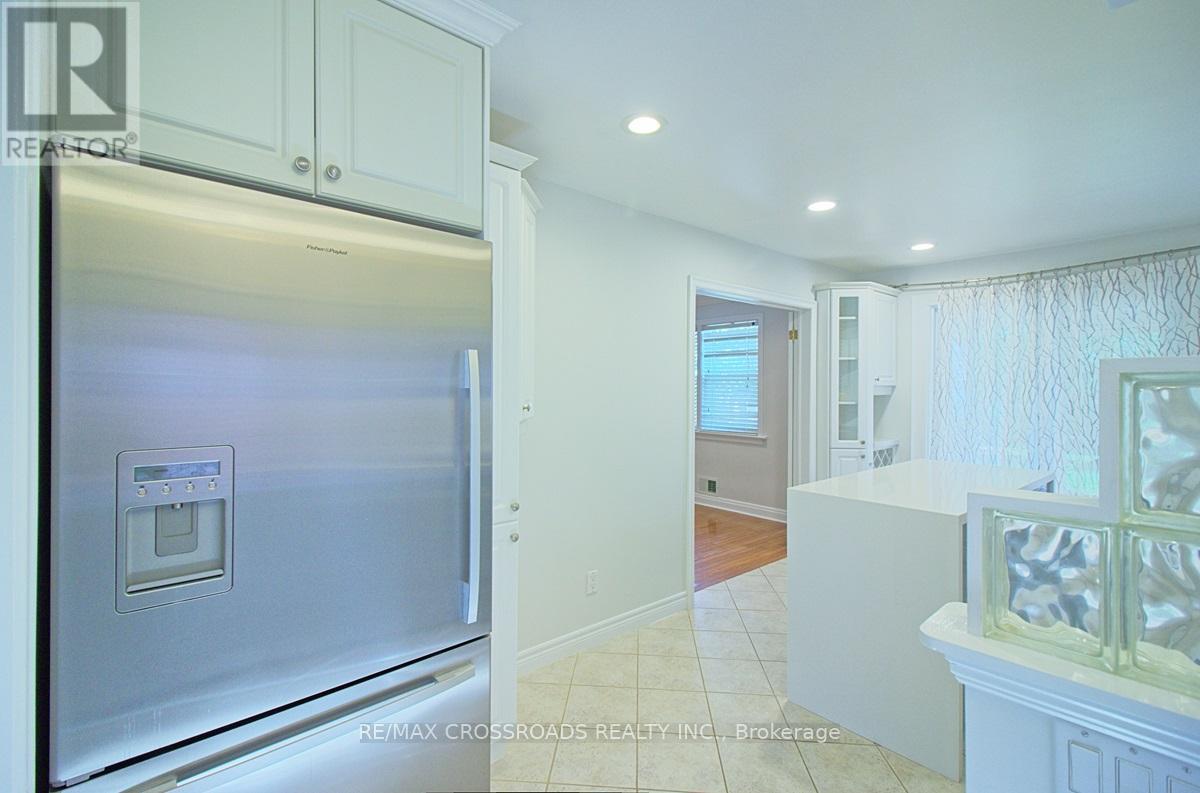 39a Wilmar Road, Toronto, Ontario  M9B 3R8 - Photo 4 - W12707916