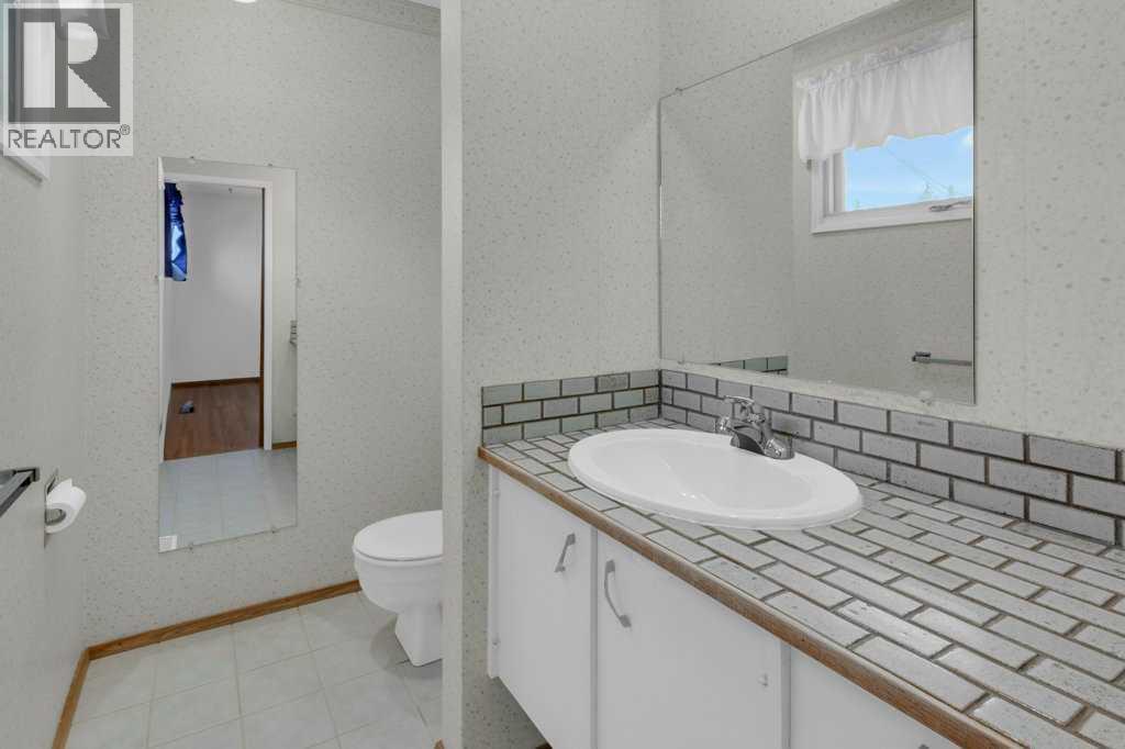 113 Brown Crescent Nw, Calgary, Alberta  T2L 1N4 - Photo 11 - A2277077