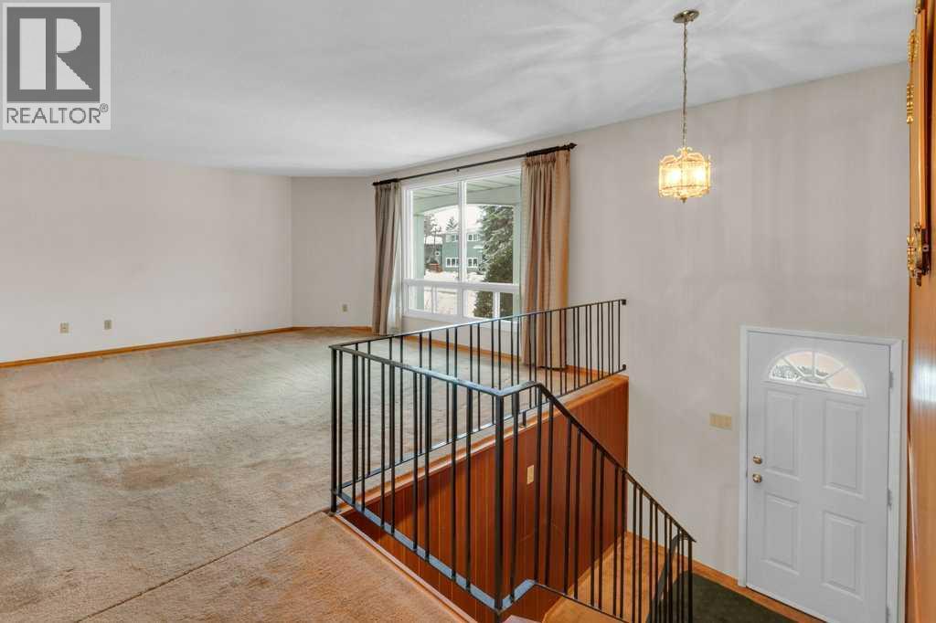 113 Brown Crescent Nw, Calgary, Alberta  T2L 1N4 - Photo 2 - A2277077