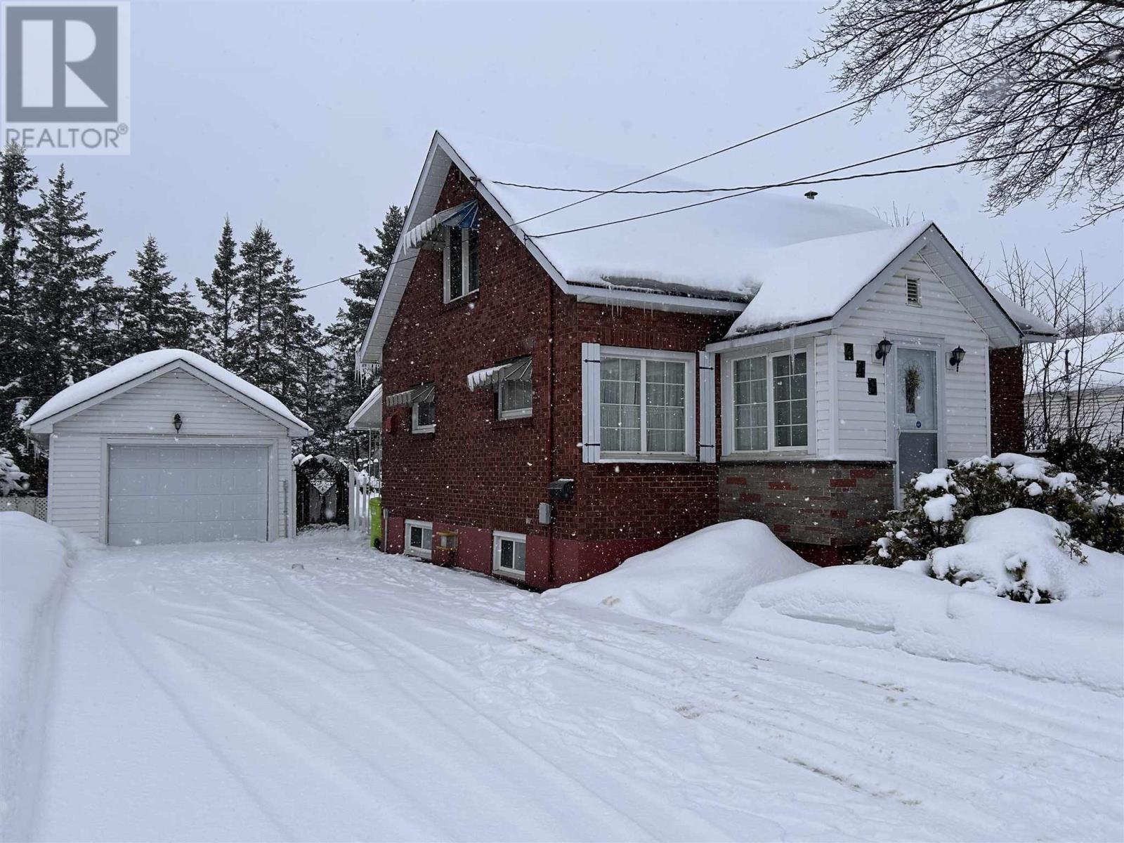 349 Fourth Ave, Sault Ste. Marie, Ontario P6C 4L9 - Photo 1 - SM260098