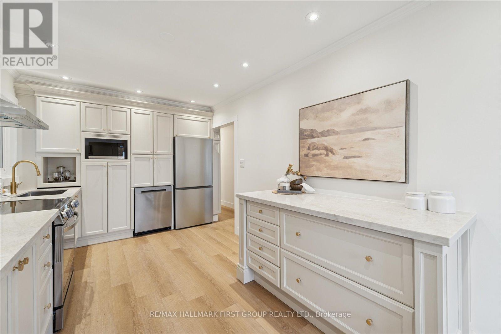 724 Balaton Avenue, Pickering, Ontario  L1W 1W4 - Photo 4 - E12708206