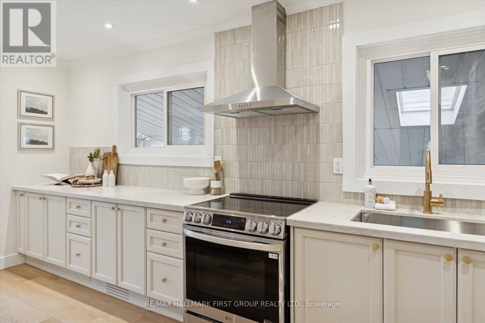 724 Balaton Avenue, Pickering, Ontario  L1W 1W4 - Photo 5 - E12708206