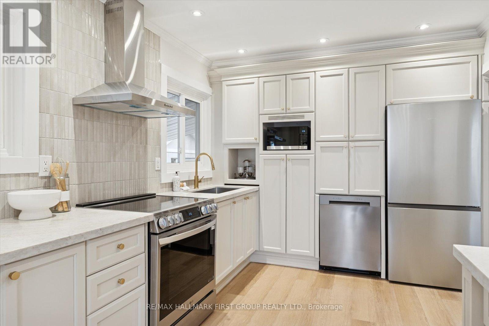 724 Balaton Avenue, Pickering, Ontario  L1W 1W4 - Photo 6 - E12708206