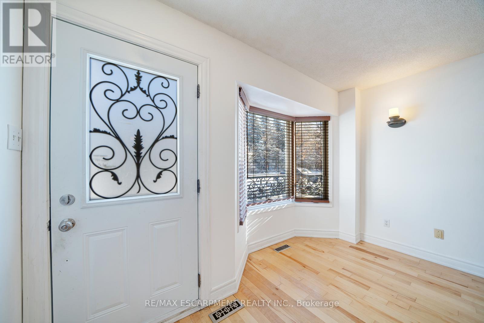 108 Olde Bayview Avenue, Richmond Hill, Ontario  L4E 3C7 - Photo 2 - N12708384