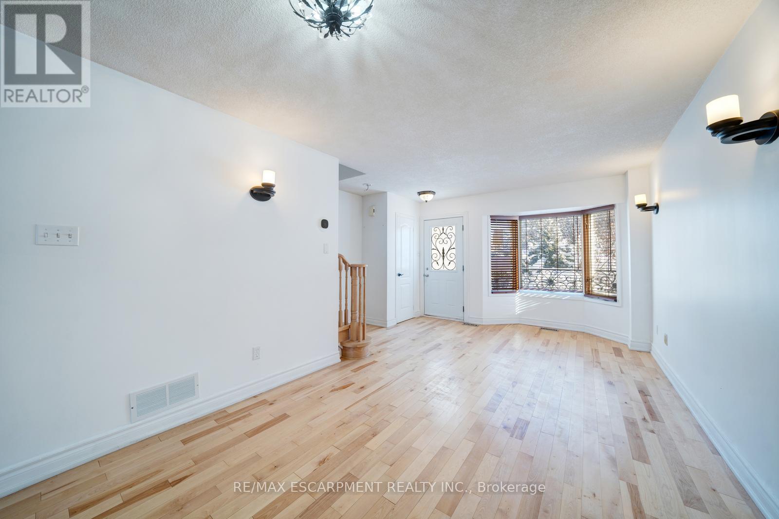 108 Olde Bayview Avenue, Richmond Hill, Ontario  L4E 3C7 - Photo 3 - N12708384