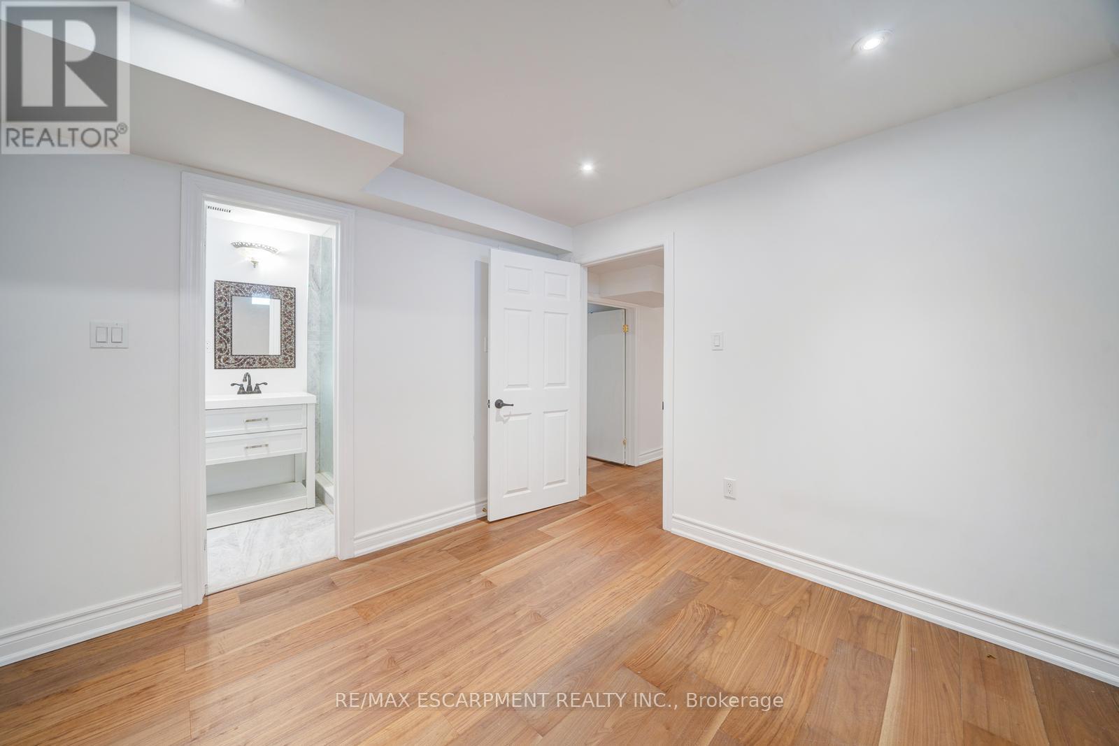 108 Olde Bayview Avenue, Richmond Hill, Ontario  L4E 3C7 - Photo 37 - N12708384